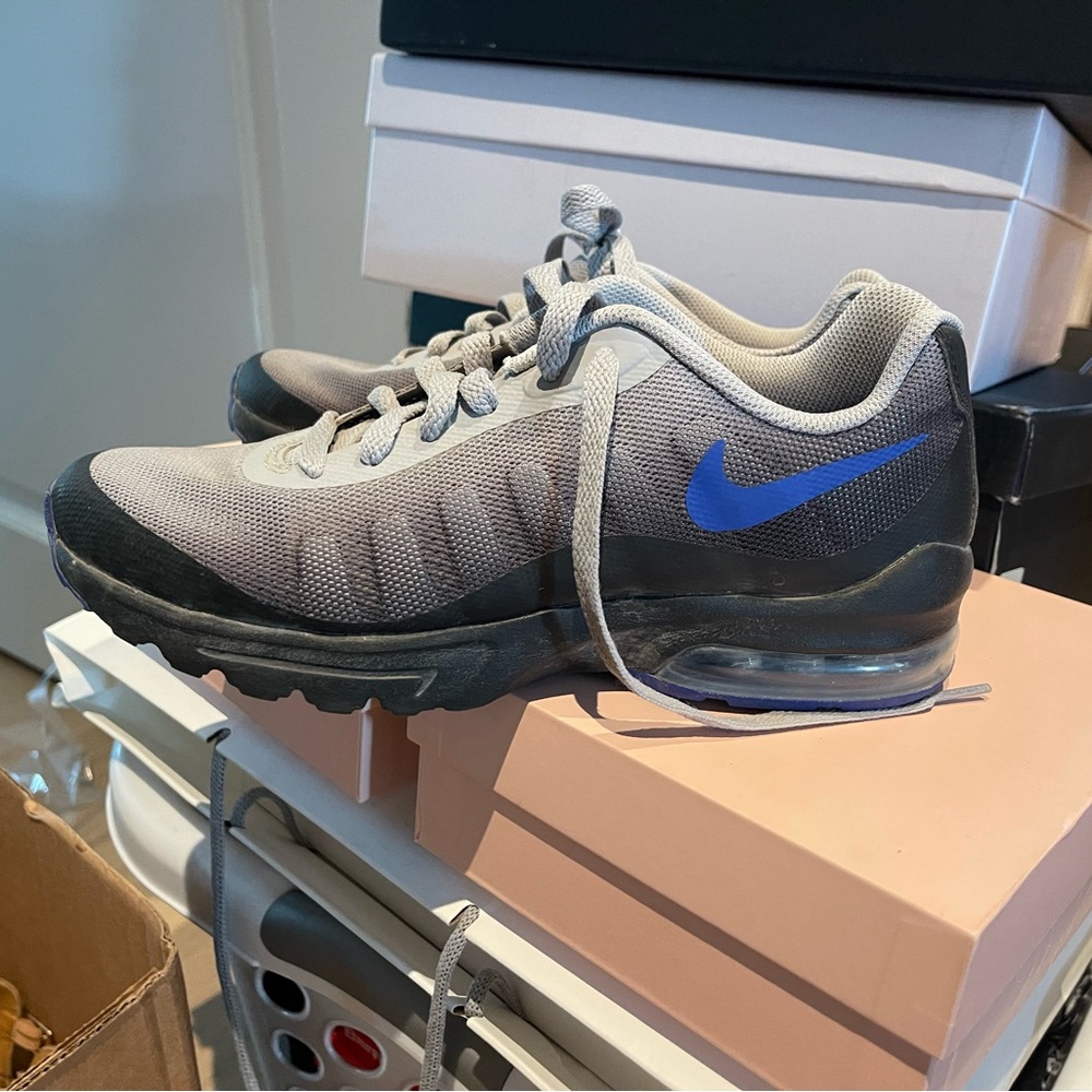 Nike - Picture 2 of 4